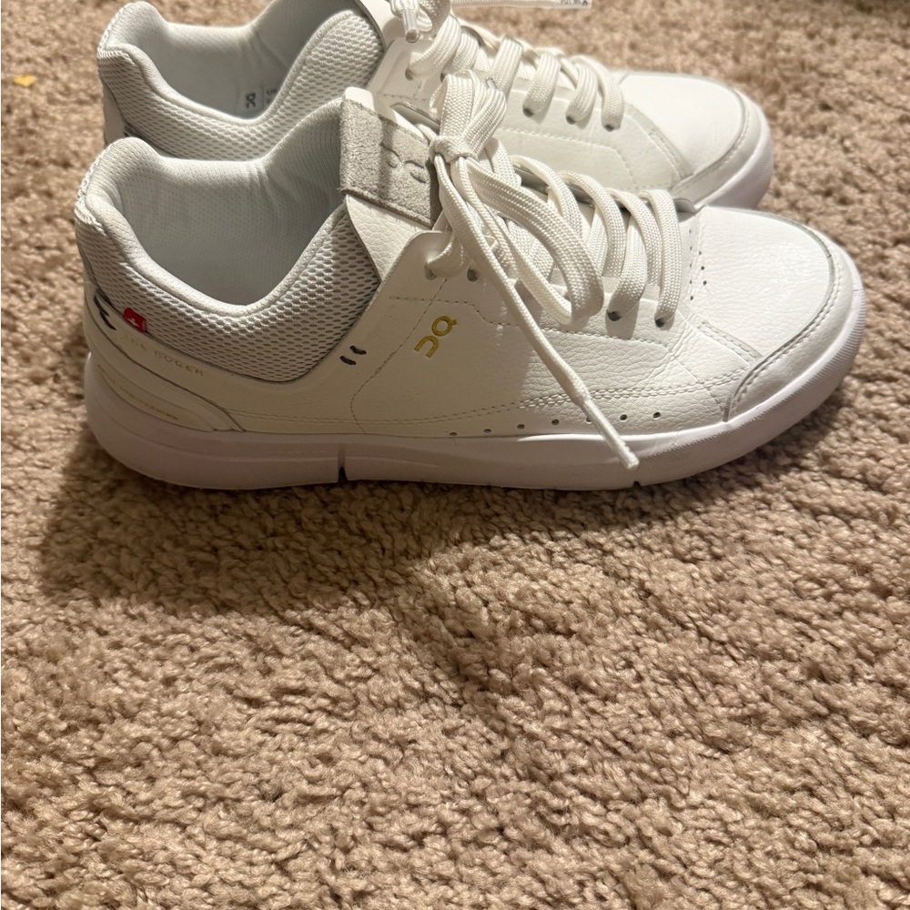 On Roger Centre Court Women’s size 7